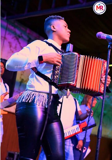 Un Merenguito Clásico: Baile Típico Dominicano