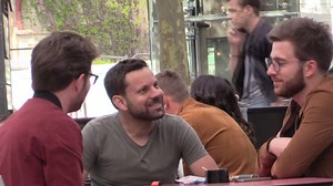 Nouvelle vidéo : S'incruster et fixer les gens 🤪 Suite à notre dernière vidéo, la séquence ou l'on fixait des inconnus sans rien dire a été beaucoup demandé. On a décidé d'en faire une vidéo ! 😉 Vidéo complète sur la chaine ! | Les inachevés