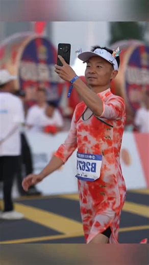 The Ordos Marathon was pure fun this year! Runners hit the course in qipaos and hanfu, with umbrellas in hand and selfies on the go. What started as a race turned into a carnival — full of color, creativity, and cool vibes! | Discover Ordos
