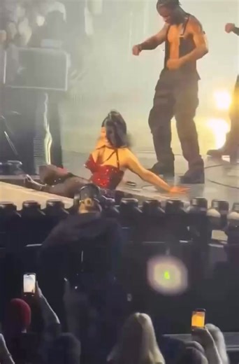 Things went left for a moment as Cardi B fell after the stage floor opened during her “PRESS” set in Seattle on the “Little Miss Drama” tour.👀😅❤️🇺🇸 | BASE 101