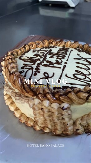 Notre pâtissier en pleine création 🎂✨ À l’Hôtel Bano Palace, nous réalisons vos gâteaux sur commande à partir de 15 000 FCFA (négociation disponible). Faites-vous plaisir avec du fait maison ! | Hôtel Bano Palace