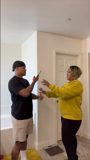 MOM TWERKS IN FRONT OF SON TO GET HIS REACTION! 😂