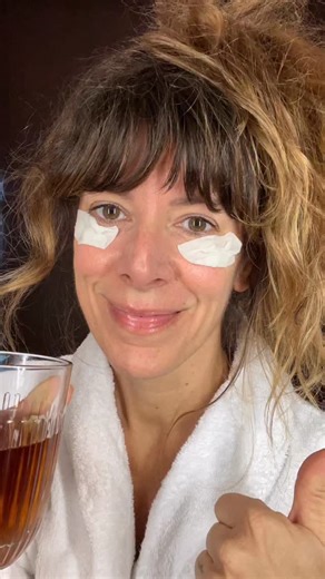 Magali Ripoll on Instagram: "Qu’est-ce qu’on fait?🎂🎊🥳 …le soir de ses 47ans??? Alors qu’on est lundi, et qu’on a les pieds en compote après une formidable journée de tournage à base de chorégraphies endiablées? 💃🏽👵🏼✨ Et bien je n’fais rien! A part bien sûr découvrir vos messages et vos délicates attentions🥰🎁merci à tous je suis touchée en plein cœur! Je fais rieng et c’est très bieng! Et vous vous auriez fait quoi?😉 Mais du coup si vous avez un tuto pour les patchs anti-cernes je suis 