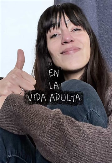 Nota importante: No todo vacío interior es “tu noche oscura del alma”. En ocasiones, SI es ese tránsito silencioso donde algo en ti se está reorganizando. Confuso, pero con dirección. Pero, perooooo, peroooo… Si es agotamiento real, depresión, o un dolor que no es llevadero. Esa pequeña diferencia es bien importante. La noche oscura suele traer, en el fondo, una chispa tenue de sentido, La intuición de que algo se está moviendo (para bien). Cuando lo que hay es mero sufrimiento sin pausas, deses