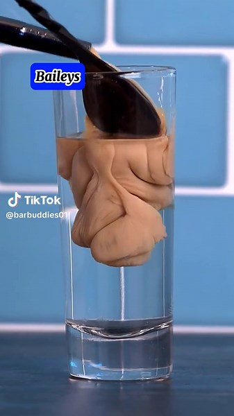 👽 Alien Brain Shots No olvides guardar esta receta. ¡Los necesitas en tu fiesta de Halloween! Estos serían especialmente perfectos si estás haciendo un tema alienígena. 👽 Alien Brain Shots: 🛸 Licor de Durazno 🛸 Baileys 🛸 Blue Curaçao 🛸 Granadina 📝 Para obtener los mejores resultados, enfríe el Baileys y el Licor de Durazno antes de prepararlo. #halloweencocktails #halloweenparty #halloweendrinks #halloweenshot #halloweenrecipes #cocteles #recetas #coctel #tragos #fiesta #octubre #hallowee