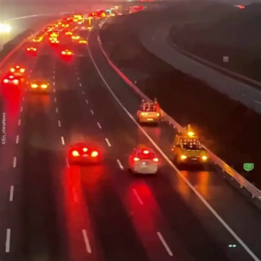 🇨🇳 China installed laser beams on highways to stop drivers falling asleep.Red, green, and blue lights projected from overhead structures designed to keep you awake without blinding.Road safety on another level.