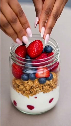 How to make berry yogurt parfait in 5 minutes