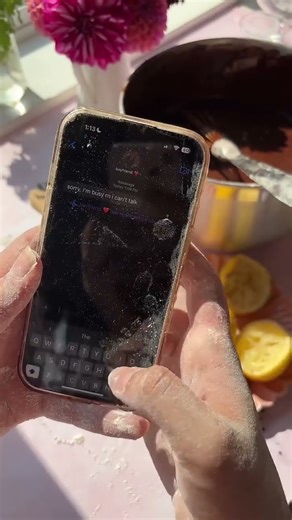 Ye accha hai sirf mujhe hi padi hai baat karne ki chull😫