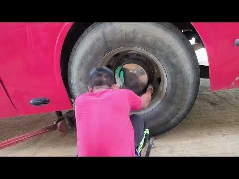 5 Warning Signs Your Truck Tires Could Break – How to Avoid a Trailer Breakdown at Night