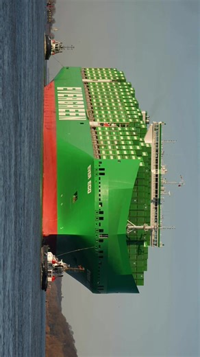 First call of the new EVER ECO. Evergreen's first methanol-powered container ship. Length 369 m, width 54 m, 16.556 TEU. What a magnificent sight in perfect weather in the Port of Hamburg. #evergreen #evereco #containerschiff #hamburg