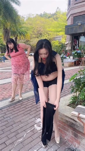 Elle met la robe… et devient mince instantanément ! 👗🔥 #shorts