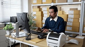 Warehouse Manager Multitasking mit Telefonanruf bei: Stockvideos & Filmmaterial (100 % lizenzfrei) 3970766413 | Shutterstock