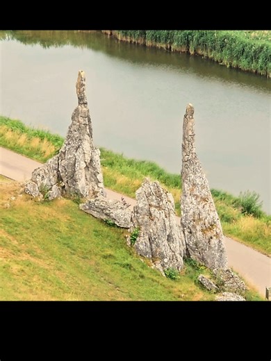 Jungfrauenfels – Ein geheimnisvoller Ort im Eselsburger Tal Die Jungfrauenfels im Eselsburger Tal gehören zu den geheimnisvollsten Naturformationen der Region. Viele Legenden ranken sich um diese Felsen – Natur, Mythos oder Geschichte? Ein Ort, der zum Staunen einlädt. Jungfrauenfels in Eselsburger Tal is one of the most mysterious rock formations in Germany. Surrounded by legends and stories, this place feels almost unreal. Nature always has secrets to tell. Eselsburgeltal’deki Jungfrauenfels, 