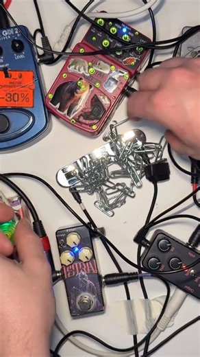 ᴄʀᴜꜱʜᴇᴅ ʙʏ ꜱᴛᴀᴛɪᴄ 😺 | Noising with SubSix & 6 layers of DISTORTION #submarinepickup #harshnoise #noisewave #extremenoise #noiseartist #powerelectronics | Instagram