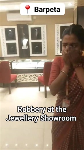 🚨 Armed Gang Storms Jewellery Showroom — Staff Tied, Gold & Diamonds Worth around ₹10 Cr Looted as claimed. A shocking armed robbery has rocked Barpeta Road after a five-member gang allegedly stormed the Senco Alankar jewellery showroom and carried out a massive heist at gunpoint. According to initial reports, the robbers entered the showroom displaying pistols, threatened employees, and tied up the staff using ropes to prevent resistance. Sources said the gang smashed CCTV cameras inside the p