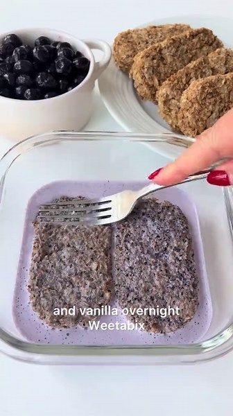 DAY 2/100 of my HIGH PROTEIN BREAKFAST series! 💪🏻 BLUEBERRY & VANILLA OVERNIGHT WEETABIX 🫐🥣✨ For the next 100 days I’ll be sharing a brand new high-protein breakfast every day to prove that breakfast doesn’t have to be boring or repetitive. Creamy, fruity and packed with protein, this Blueberry & Vanilla Overnight Weetabix is a quick and easy breakfast that feels like a treat. With around 25g of protein and ready in minutes, it’s perfect for busy mornings or meal prep! INGREDIENTS 👩🏻‍🍳 (S