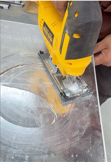 Hand-Cutting a Perfect Circle Using a Jigsaw