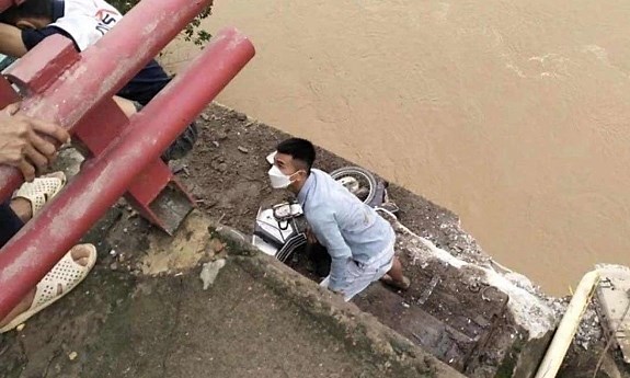 Survivors of northern Vietnam bridge collapse recount experience - VnExpress International