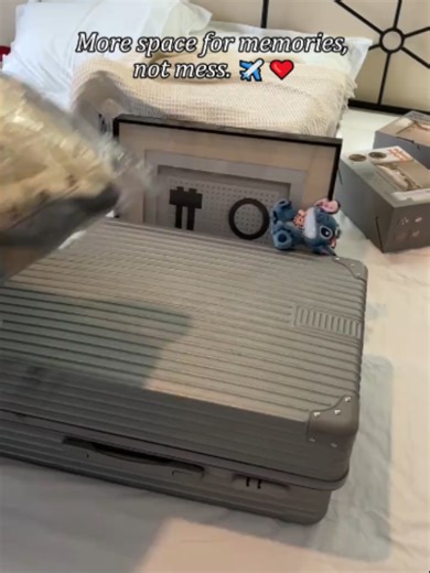 Qué harías tú? ¡Prueba esto para ganar más espacio! #viaje #truco #equipaje #organizacion #mudanza Maximiza el espacio al empacar para una mudanza Empaquetar para mudarse puede ser una tarea abrumadora, especialmente si sueles llevar más de lo necesario. Sin embargo, con las técnicas adecuadas, puedes aprovechar al máximo el espacio y hacer el proceso mucho más sencillo. Aquí tienes algunos trucos efectivos para empaquetar de forma más eficiente y ahorrar espacio: 1. Planifica con antelación: An