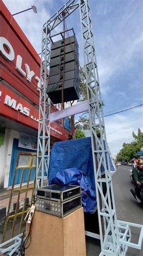 Sound system gantung di depan toko polytron