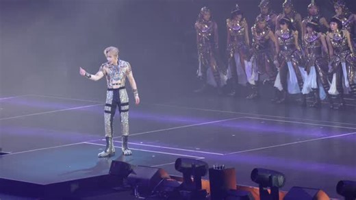 Kris Mak on Instagram: "呢一個版本嘅ON真係世一，閃閃服裝、升降台、一個主角、一班好有愛嘅dancers，合拍度100%，睇到佢哋嘅connection 唔淨止喺舞台上嘅表演，仲更加係一班伙伴。"