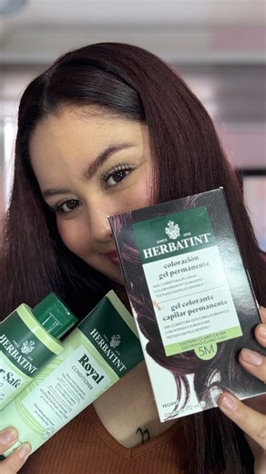 Karla Melissa on Instagram: "CON AMOR Y CUIDADO HERBATINT LE DA COLOR A TU CABELLO ❤️✨ Un producto que te ayuda a cambiar la tonalidad de tu cabello, emparejar y ¡Lo mejor! No lo maltrata. Es que si, es un producto vegano con ingredientes naturales que permite una coloración permanente sin dañar tu cabello. Y para mí lo más importante, es apto para pieles sensible porque la mayoría de tintes que encontramos en farmacias o tiendas al paso tienden a irritar nuestro cuero cabelludo y generar como r