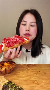 Crispy Strawberry & Chocolate Shortbread Eating ASMR 😋 #reels #eating #reel #foodvlogs #asmr #reelsfypシ #reelsviralシ #reelstrending #reelsfbシ #dessert #chocolate #chocolatedessert #mukbang #famousfood #puffs #shortbread #cakes | It's Unique Food ASMR