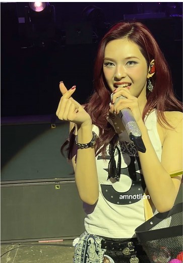 พี่จะเป็นปลาสวายให้น้องเองจิ๋วๆ #love_monster_bangkok #BABYMONSTER #chiquita #amnotlion