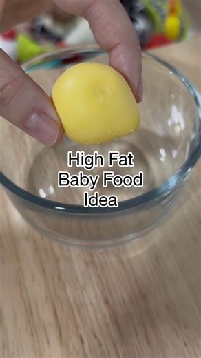 Kaeo’s Kitchen & Play on Instagram: "Why egg yolk + avocado is a great combo for 6 month olds 👶🏻✨ 🥚 Egg yolk → rich in iron, choline, and healthy fats that support brain development 🥑 Avocado → packed with healthy fats, fiber, and vitamins for growth 🥣 Together → soft texture, easy to mash, and nutrient dense for babies starting solids Both are naturally calorie rich, gentle on tiny tummies, and perfect for baby led or spoon fed meals 🍽️ Always serve egg fully cooked and introduce new food