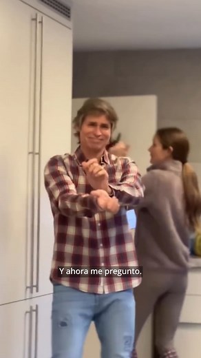 🇻🇪⛓️🕺 "Ahora nos toca bailar a nosotros": Carlos Baute publica un vídeo con la canción "Los comunistas dónde están" tras la captura de Maduro El cantante venezolano se ha unido al trend viral y se ha puesto a bailar al ritmo de la canción del grupo Kilómetro Internacional. El tema interpela directamente a los aliados internacionales del exmandatario: “¿Dónde está China, dónde está Rusia? ¿Por qué no actuaron, cuál es la excusa? Maduro está en una cárcel federal…”, dice el tema, con un ritmo a