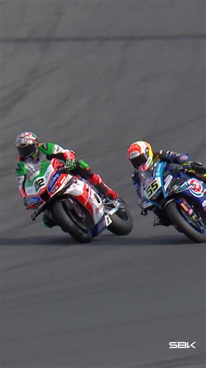 LAST LAP crash 😮 Late drama for Alex Lowes while overtaking for P4 ⚔️ #EstorilWorldSBK 🇵🇹 #WorldSBK | WorldSBK