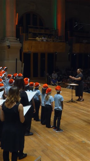 Orquestra Sinfônica do Estado de São Paulo on Instagram: "Neste Natal, a música se transforma em abraço. Os Coros Infantil, Juvenil e Acadêmico da Osesp cantam “Noite Feliz”, de Franz Gruber, celebrando a alegria de estarmos juntos. A performance teve regência de Erika Muniz — também soprano do Coro da Osesp e maestra dos pequenos — e a participação especial de um simpático Papai Noel ao piano… que, entre nós, é Rogério Zaghi, pianista, professor e coordenador dos Programas Educacionais da Funda
