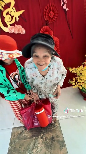 Từ thiện cuối năm: Tặng quà Tết cho hai bà cháu