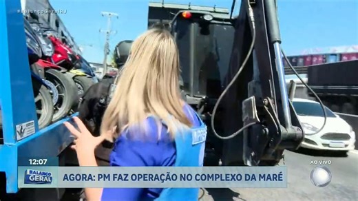 Uma retroescavadeira foi usada pra retirar trilhos de trem que eram usados como barricadas nas comunidades Parque União e Nova Holanda, do Comando Vermelho (CV), no Complexo da Maré. #BalançoGeralRJ🎥 Reprodução/Record Rio