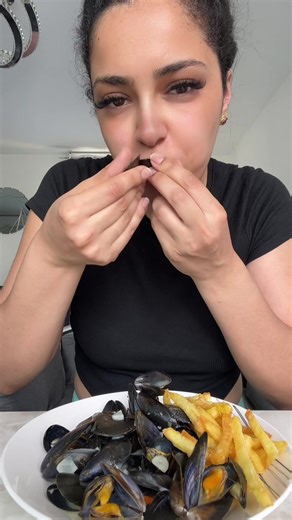 Dégustation de moules-frites en ASMR