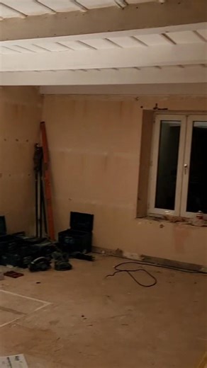 La source bleue se rénove. Nous passons de deux chambres d'hôte à cinq chambres d'hôtes. Je pense même à changer le nom de l'établissement et à l'appeler désormais l'hostellerie de la source bleue. Dites-moi dans les commentaires ce que vous en pensez La Source Bleue | La Source Bleue