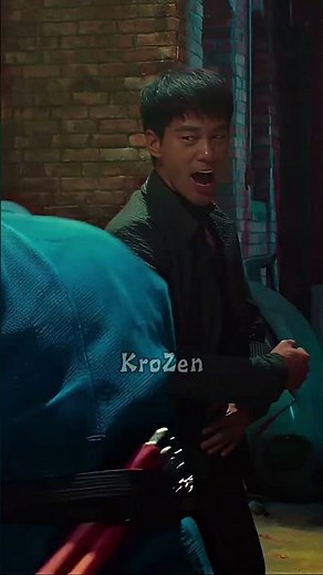 Bruce Lee vs a karate master in an alley 🐉 Duel dans la ruelle — Ip Man 4 2019 #shorts