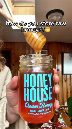 Store your honey like a pro🍯😎 ✔️ Lid tight ✔️ Room temp ✔️ No direct sunlight ✔️ Dry utensils only (aka a honey dipper) Crystals happen (sign of pure honey😇) Gently warm to smooth💫 Creamed honey fans: keep it cool dark🌀 #honeyfacts #rawhoney #themoreyouknow #funfact #lifehack