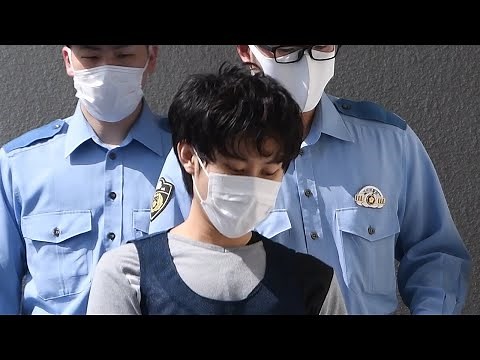 うつむく岡庭容疑者、殺人容疑で送検 茨城一家殺傷事件