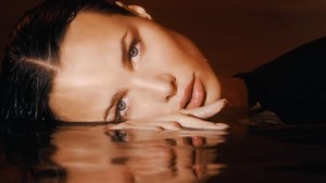ANASTASIA RESHETOVA on Instagram: "Залипай 🖤 beauty story for @inhype.beauty (video @murcreatives @muakatemur , style @aleko_n)"