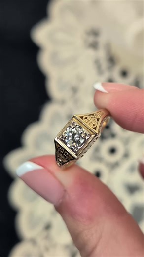 This mid-century ring features delicate filigree work surrounding a diamond center. Filigree is created by shaping fine strands of metal into intricate patterns, allowing jewelers to create detailed designs while keeping the ring light and airy. We love how the open metalwork adds texture and movement while still letting the diamond remain the focus. #filigree #diamondring #midcenturyjewelry #vintagering #estatejewelry #antiquejewelry #finejewelry #gildedroach
