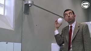 [#Remember] 🎬 Le 29 octobre 1997, le film "Bean" sortait au cinéma en France ! 😂 📌 Rowan Atkinson reprend son personnage devenu culte de Mr Bean qu'il interprétait dans la série du même nom à la télé britannique… Beau succès avec plus de 3 millions d'entrées, et autant de rires dans les salles ! 🤣 #RFMMatin | RFM - Le Meilleur Des Reveils