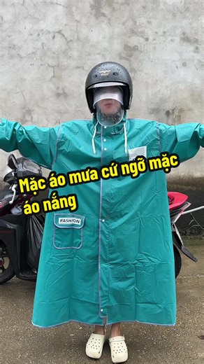 Mặc áo mưa như áo nắng thời trang độc đáo