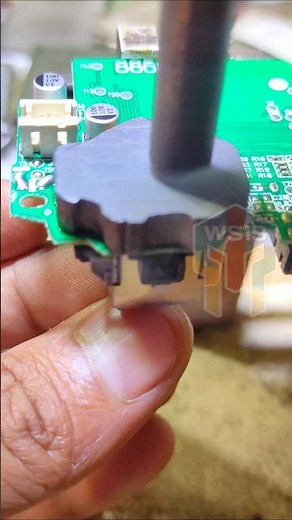 The process of removing and installing the DS4 analog controller using a special soldering iron