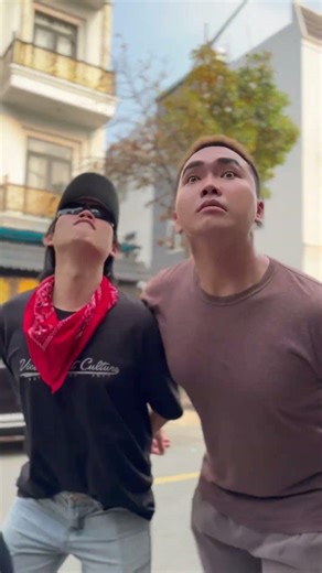 Please put trash in the bin | MUSCLE MAN | #namphuong #muscleman #funny #shorts #hero #kindness