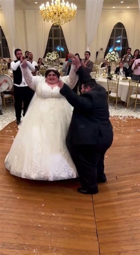 كارثة ليلة العمر! 😱 أضخم عروسين في العالم دمروا قاعة الأفراح أثناء رقصة المزمار (1800 كيلو! 🔥