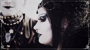 An alle Berufsmelancholiker, Schattengewächse und Dunkelelfen: Das M'era Luna 2017 öffnet im August wieder seine Pforten mit Lesungen, Mittelaltermarkt, Modenschau, Marktplatz, Workshops und Vorträgen in der M'era Luna Academy, Kulinarik und dem besten Publikum der Welt. Das alles, plus ein internationales Musikprogramm, das seinesgleichen sucht. Der August wird schwarz! -------------- This goes out to all the black souls out there: M'era Luna Festival opens its gates again in August. Readings, 