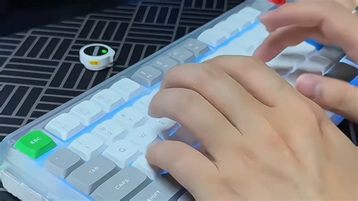 打代码不枯燥，键盘也能变好玩！多彩RGB灯效，触感顺滑，提升效率还减压，工作娱乐两不误。