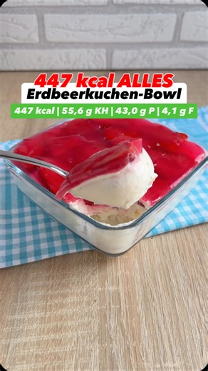 Nadina Mahr on Instagram: "Erdbeerkuchen-Bowl | Anzeige Gesamt: ca. 447 kcal | 55,6 g KH | 43,0 g P | 4,1 g F Für die Hälfte Ca 223 kcal | 27,8g kh | 21,5G P | 2g F Zutaten • 4 Löffelbiskuits • 100 ml Milch (1,5 %) – alternativ Kaffee • 300 g Magerquark • 80 ml kaltes Wasser • 6 g Flavor Powder Vanilla von Inlead – Code FITFOOD • 85 g frische Erdbeeren • 1 Tüte roter Tortenguss (12 g) Bei @inlead.de mit meinem Code FITFOOD sparen und mich bei meinen kostenlosen Rezepten unterstützen ❤️ Für weite