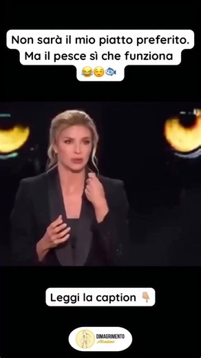 Dimagrimento alcalino on Instagram: "Non sarà il piatto che sogni la sera 😅… ma il pesce è uno di quegli alimenti che lavora in silenzio per il tuo benessere 🐟✨ È leggero, ricco di proteine di qualità e grassi buoni, aiuta a ridurre il gonfiore, sostiene il metabolismo e favorisce una digestione più facile — soprattutto durante un percorso di dimagrimento 🌿 Nel piano alcalino non si tratta di mangiare “triste”, ma di scegliere cibi che fanno stare bene il corpo, anche quando non sono i più gl